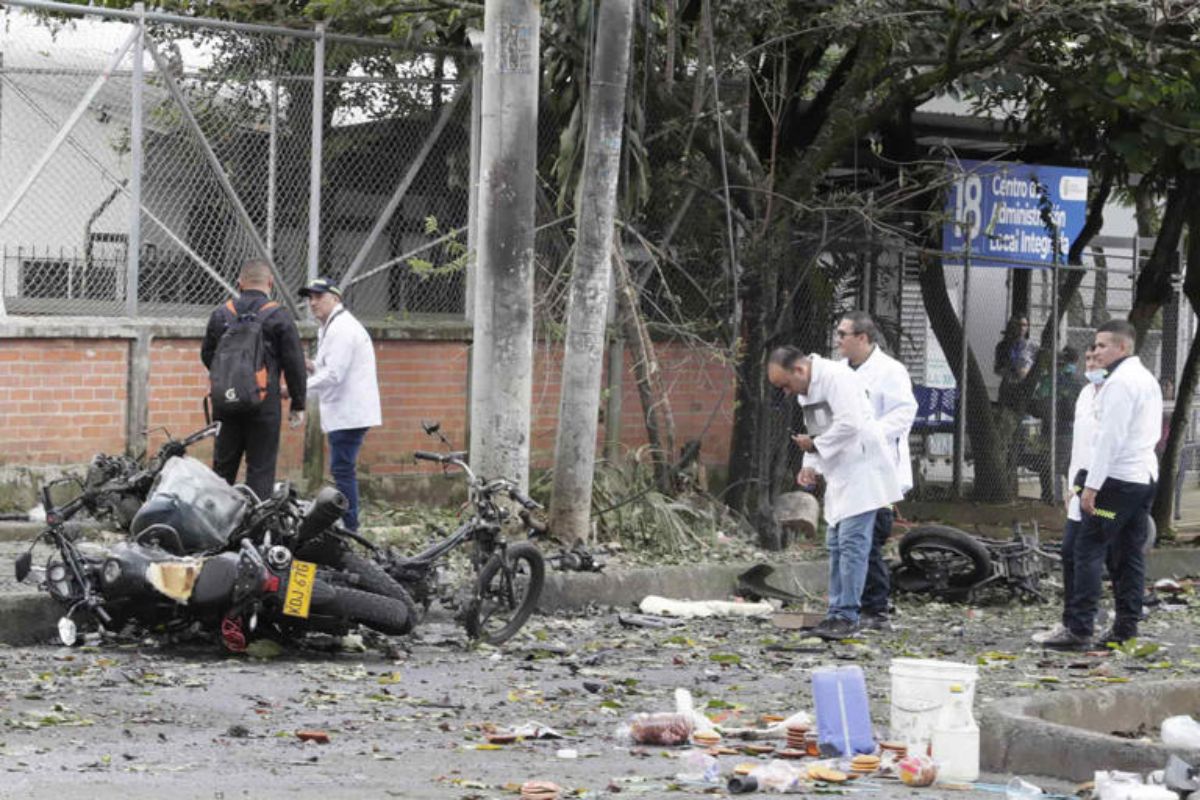 Al menos cuatro personas murieron y varias resultaron heridas tras una serie de atentados coordinados contra estaciones de seguridad. Foto: Especial