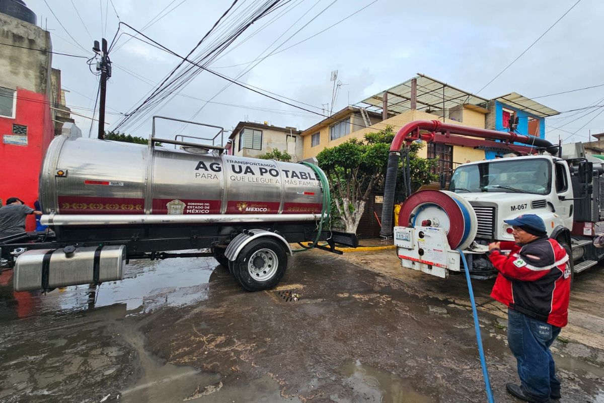 Familias de Naucalpan reciben apoyo tras el desborde de la presa. Foto: Especial