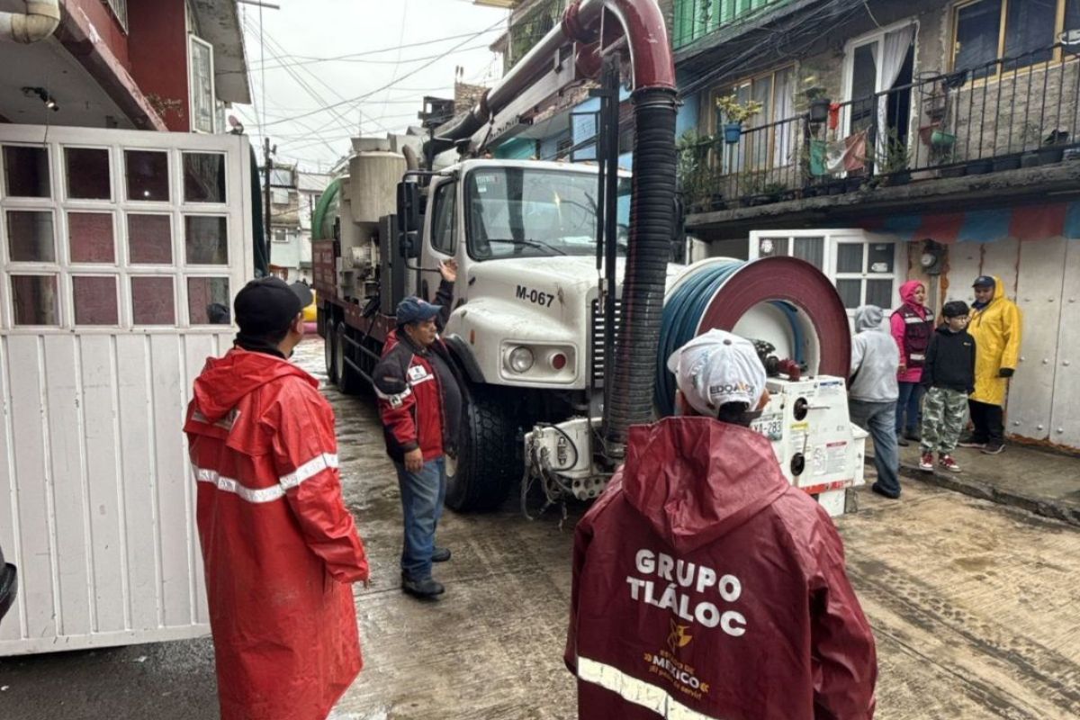 Personal del Grupo Tláloc utiliza bombas de achique para desalojar el agua acumulada. Foto: Especial