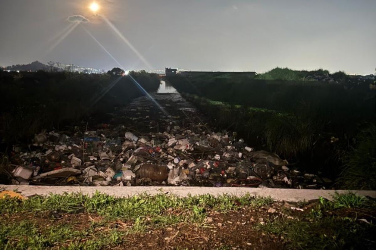 Bolsas, botellas y hasta muebles fueron retirados del drenaje obstruido por personal especializado. Foto: Especial