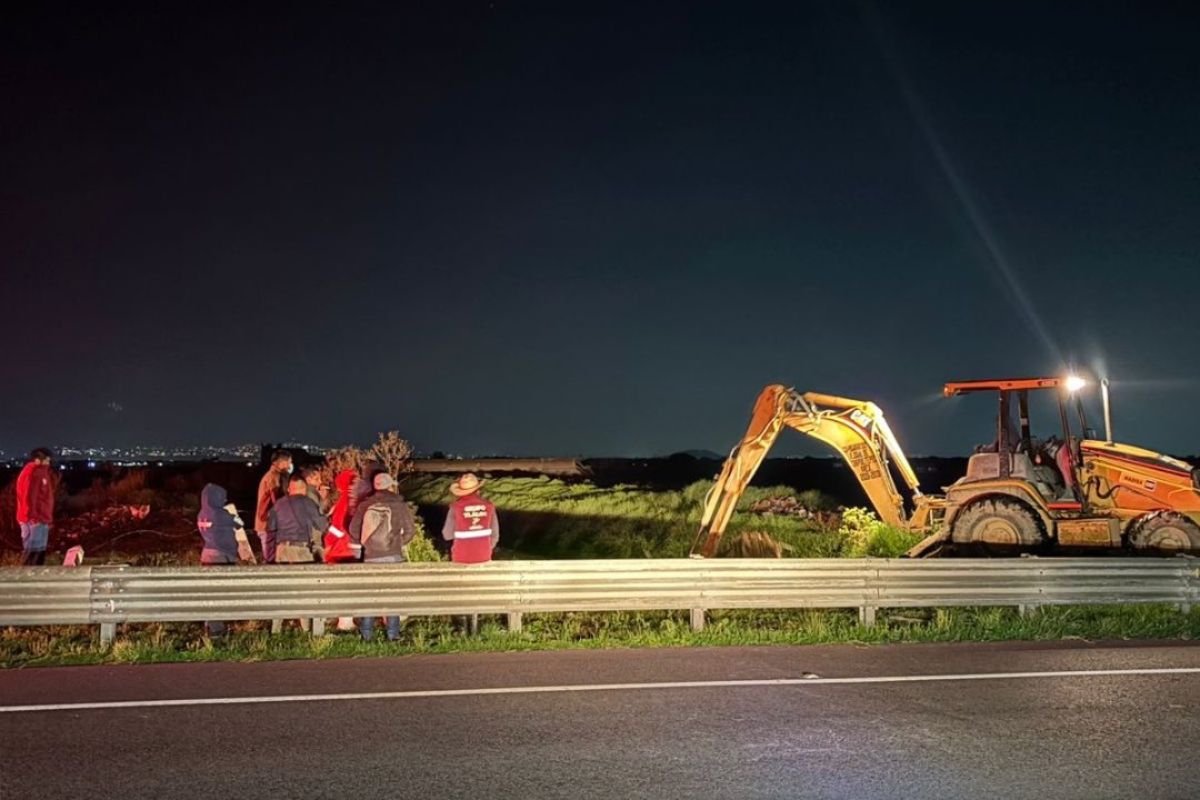 Personal del Grupo Tláloc realiza trabajos de desazolve para liberar el flujo del agua estancada. Foto: Especial
