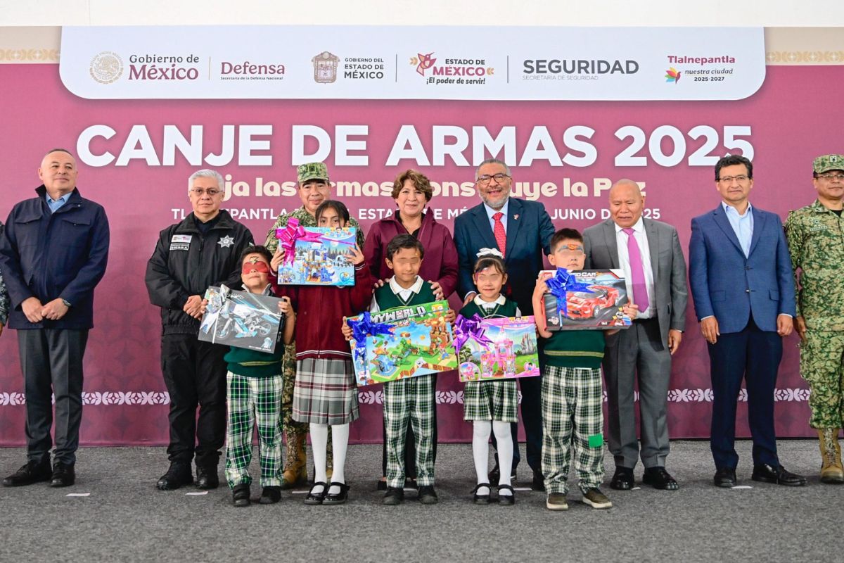 Niñas y niños intercambian juguetes bélicos por juegos didácticos durante el evento. Foto: Especial