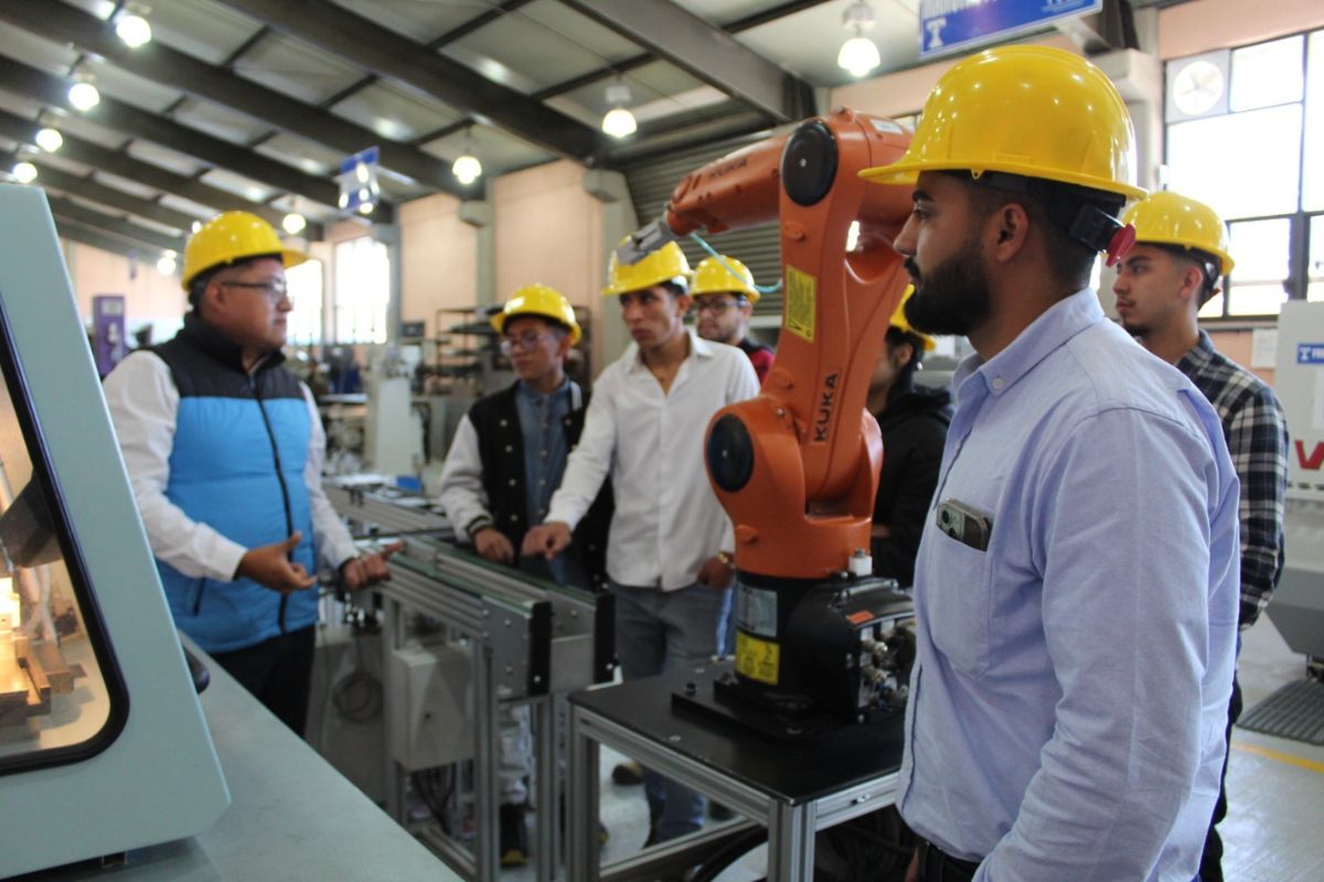 Esta nueva carrera prepara a jóvenes para industrias como la robótica y autos eléctricos. Foto: Especial