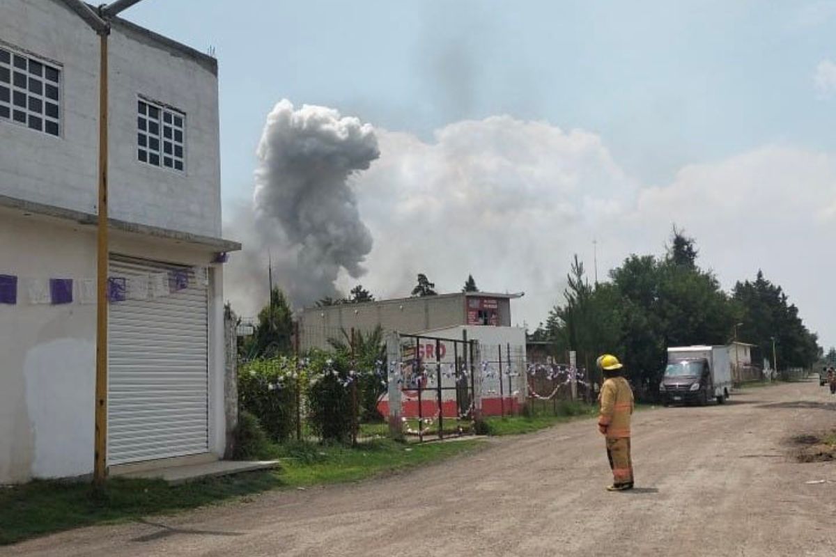 Columna de humo visible desde varios kilómetros tras la primera explosión en La Saucera. Foto: Especial