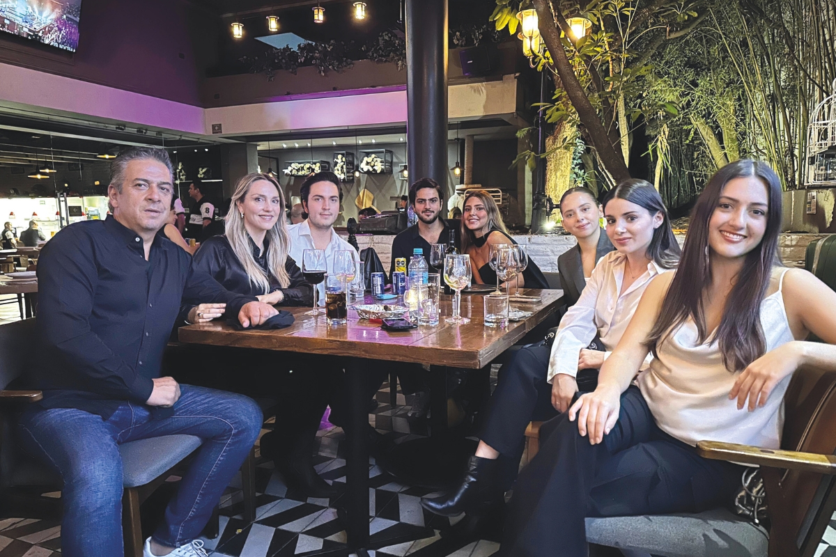 La Bocha renace y conquista con desayunos, cortes y su clásico piano bar