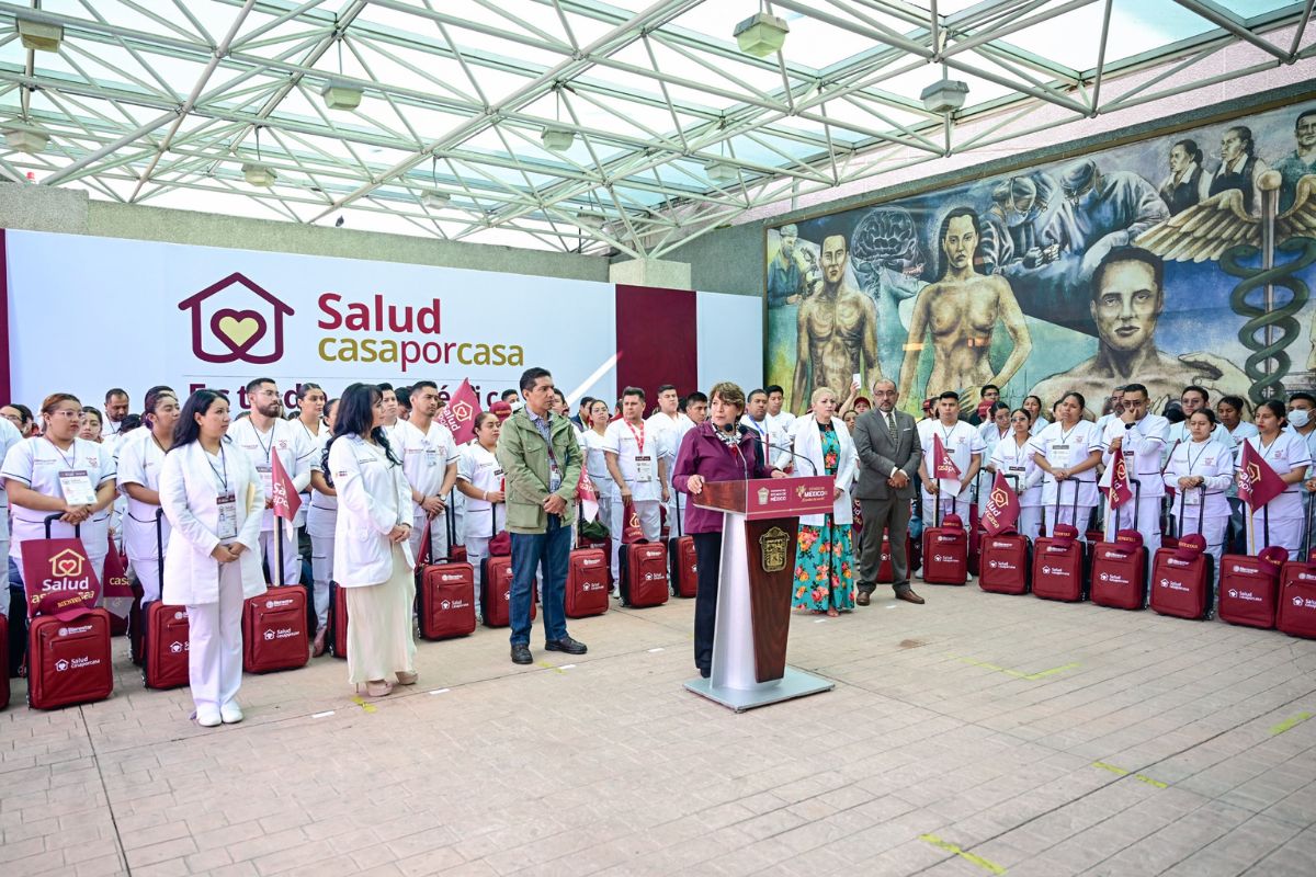 Los profesionales de la salud visitan hogares con tabletas electrónicas para registrar datos clínicos. Foto: Especial