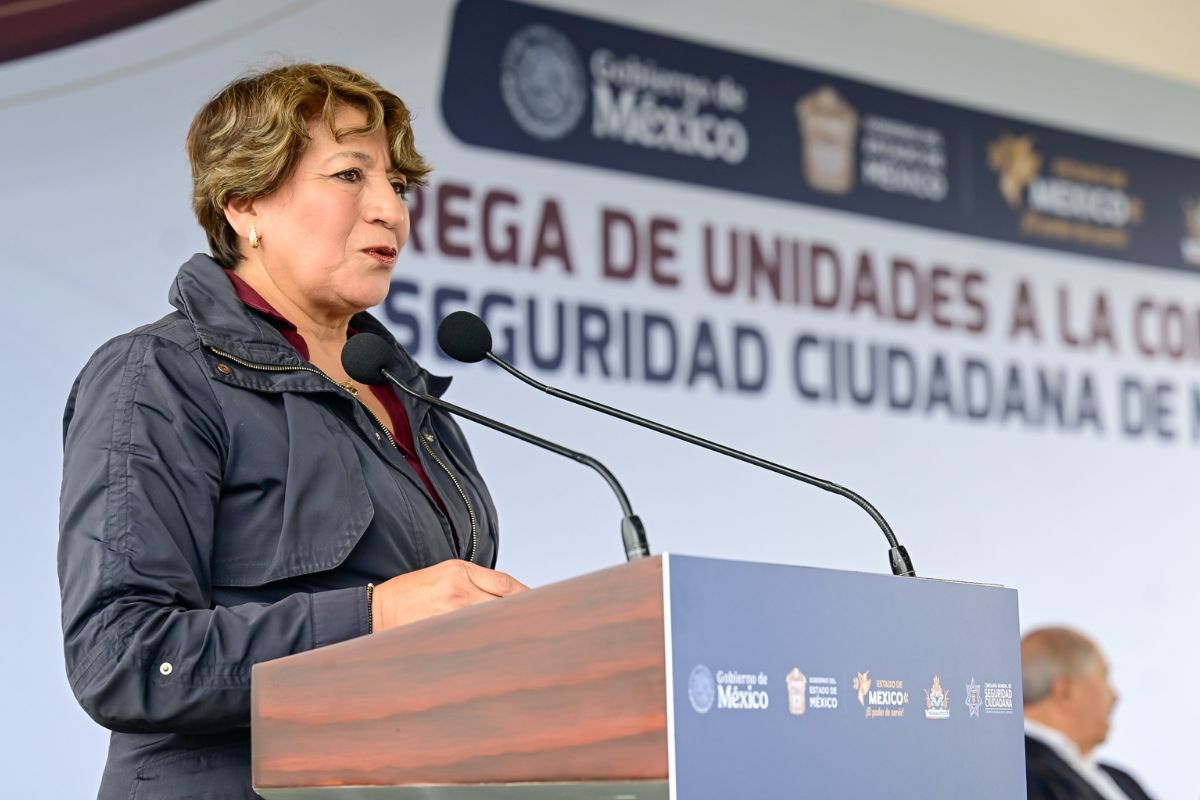 La gobernadora Delfina Gómez entrega las nuevas patrullas en Nezahualcóyotl. Foto: Especial