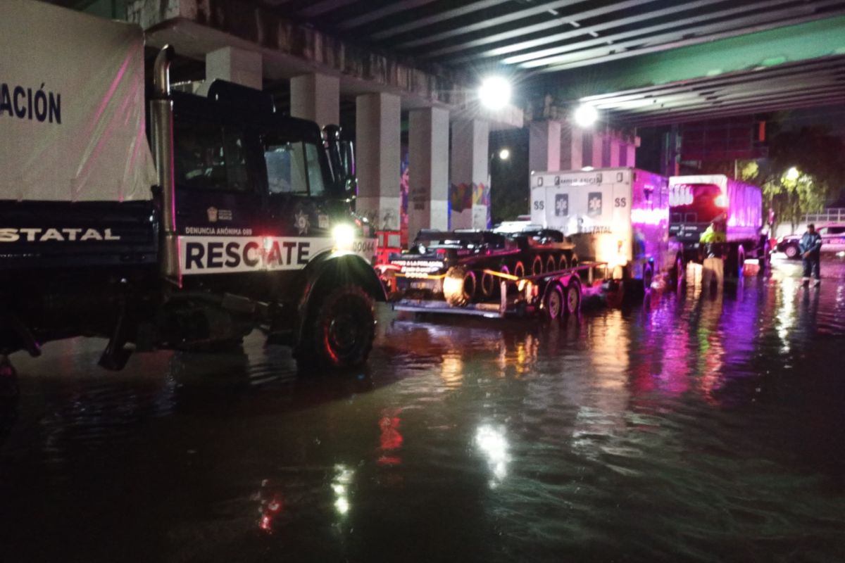 Unidades de emergencia trabajaron toda la noche para evacuar zonas críticas en Toluca y Metepec. Foto: Especial