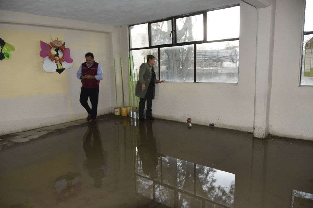 Autoridades estatales recorren zonas afectadas por las lluvias en Coyotepec, donde evaluaron daños en viviendas y escuelas; la primaria “Luz Casas Cuz” presenta riesgo por su cercanía a una barranca. Foto: Especial