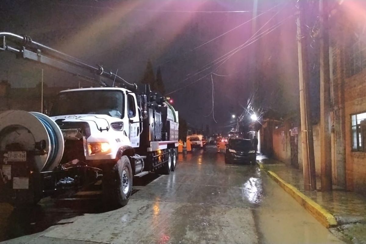 Brigadistas del Grupo Tláloc buscan contener el desbordamiento del río Mayorazgo. Foto: Especial