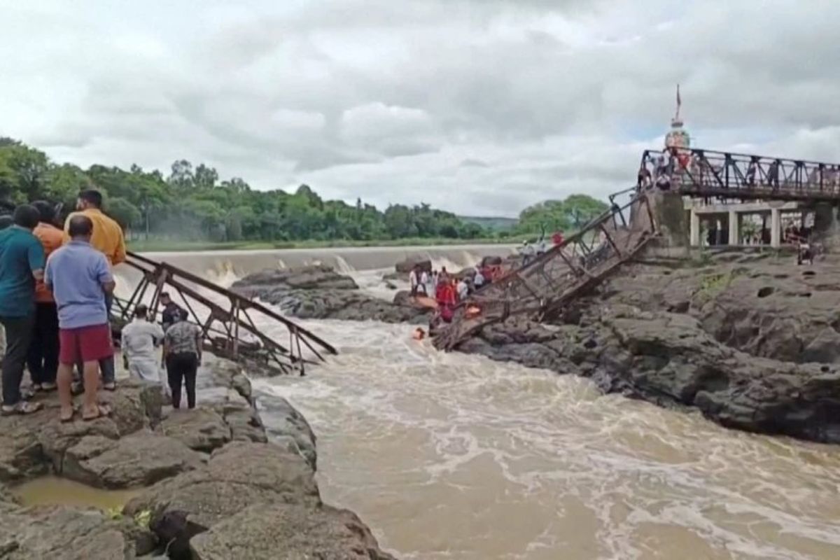 Familiares de turistas desaparecidos esperan noticias tras la tragedia en Maharashtra. Foto: Especial