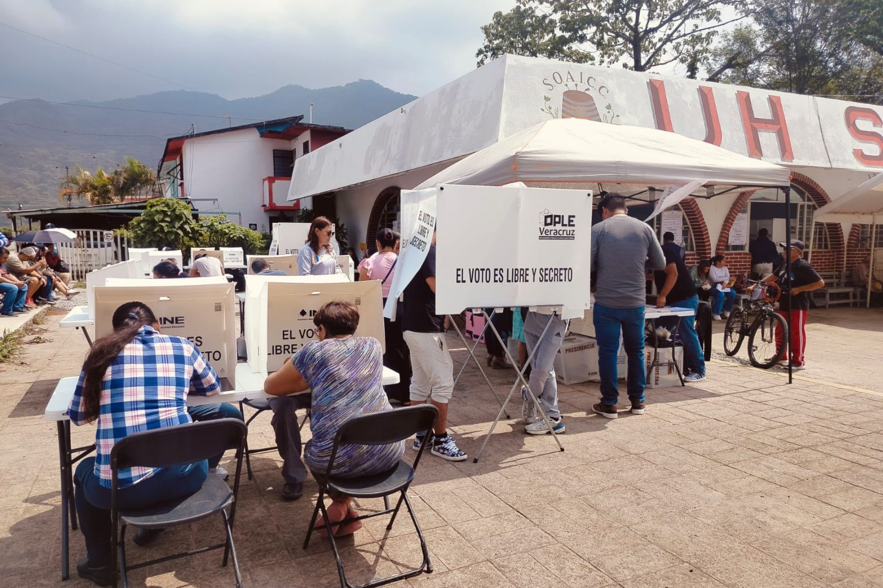 Ciudadanos de Veracruz ejercen su derecho al voto en medio de un clima de tensión y esperanza por el cambio. Foto: Especial