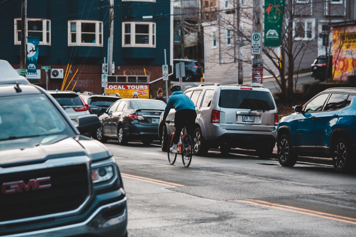 Cómo andar en bicicleta de forma segura: 6 consejos clave para ciclistas en carretera