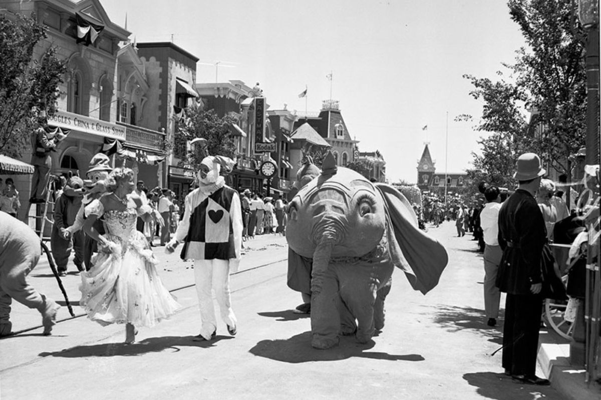 Los primeros desfiles de personajes en los años 70: sencillos pero entrañables. Foto: Especial