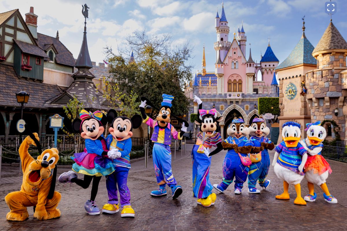 Mickey, Minnie y toda la pandilla lucen atuendos especiales por el 70 aniversario. Foto: Especial