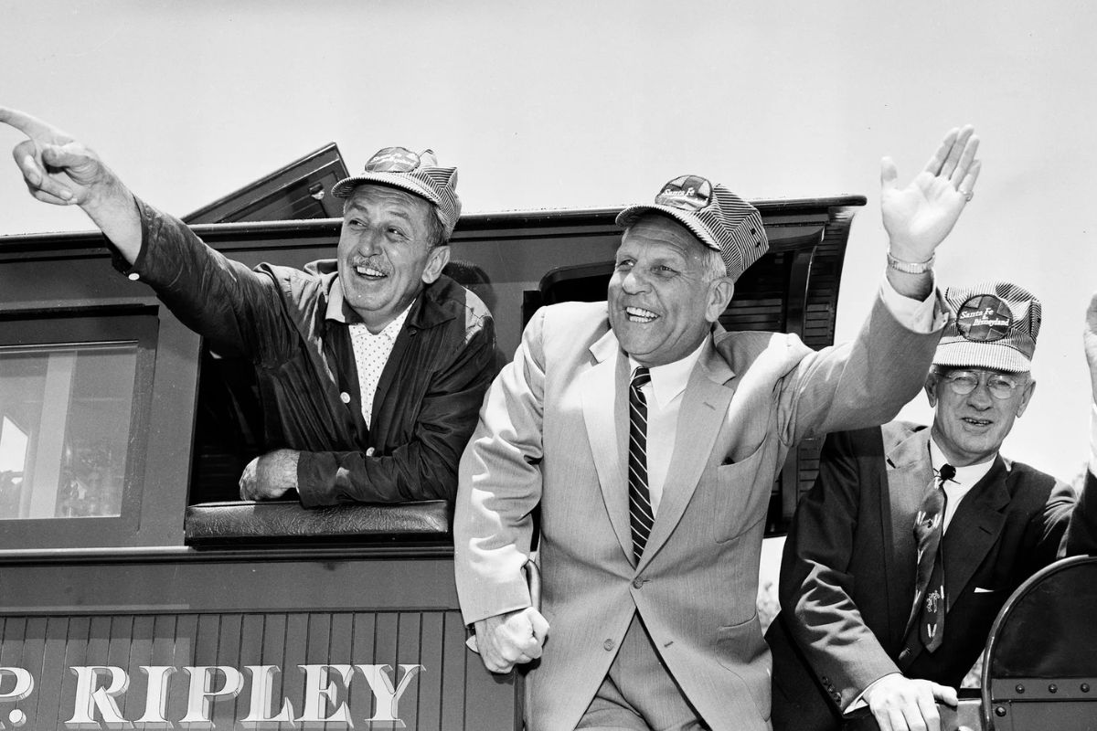 Walt Disney soñando en grande durante la apertura en 1955. Foto: Especial