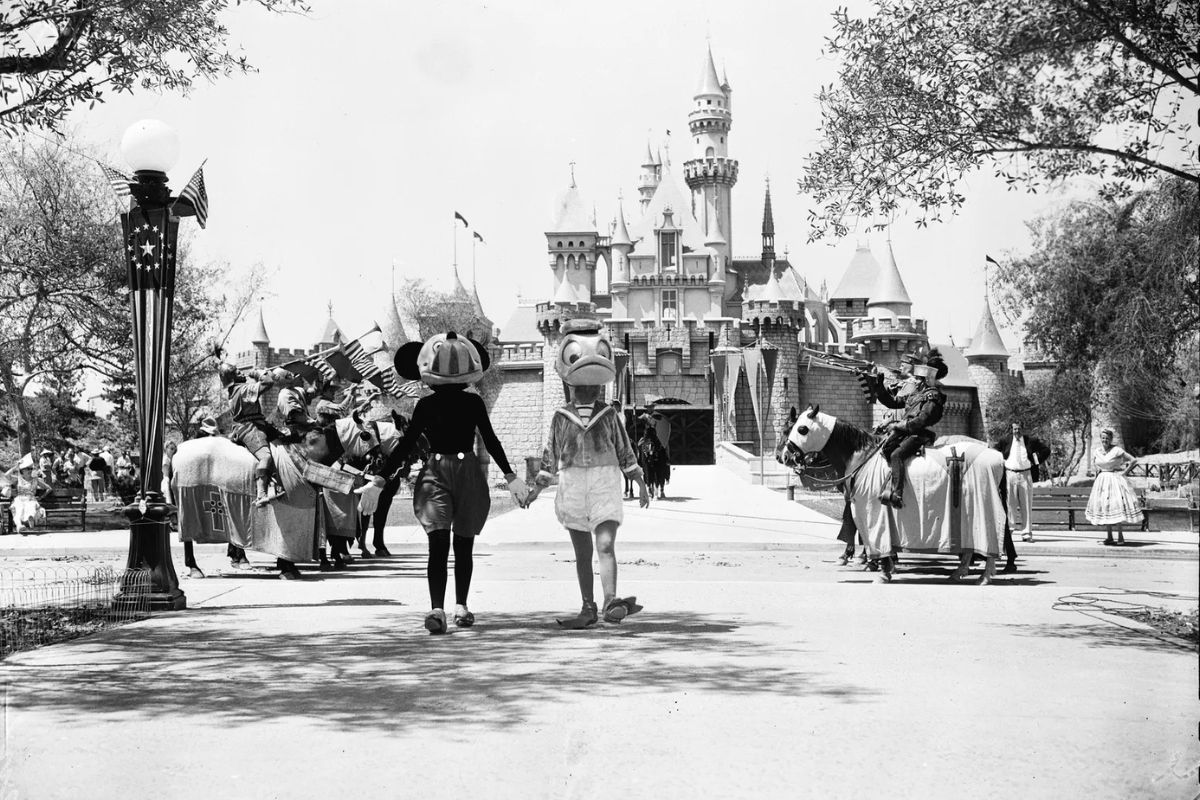Niños con orejas de Mickey en los años 60 viviendo su primera visita. Foto: Especial