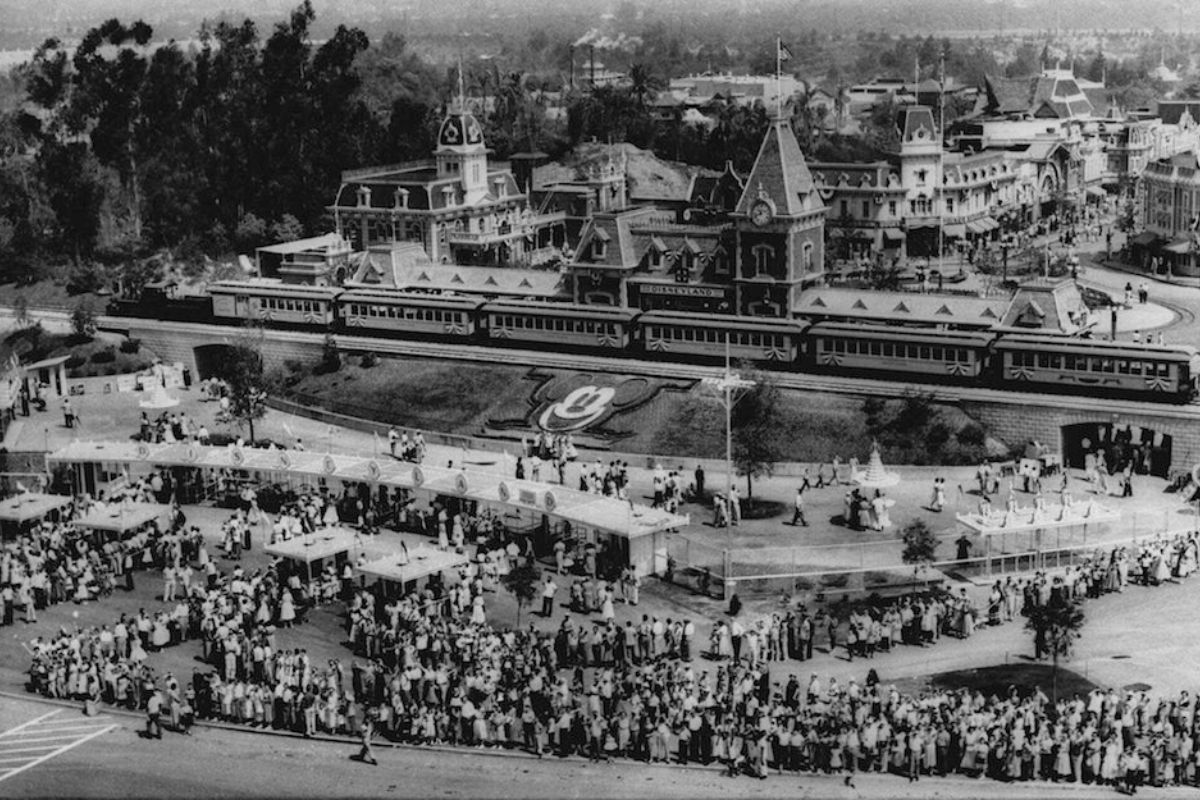 Una vista aérea de Disneyland en 1955, rodeado de campos vacíos. Foto: Especial