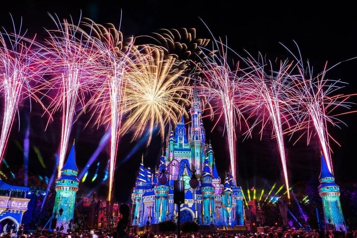 Cada noche, el cielo de Disneyland se enciende con un show de fuegos artificiales sincronizado con música Disney. Foto: Especial