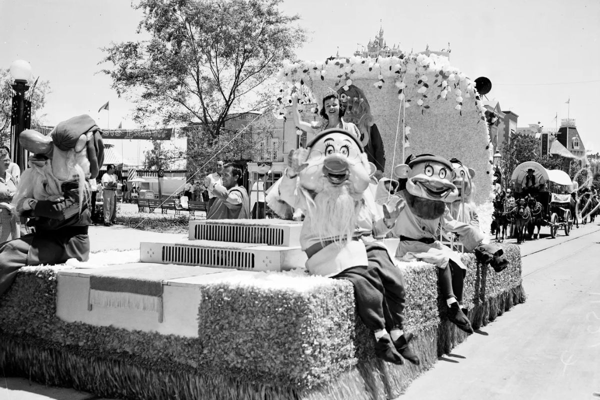 Paseantes en carritos en los años 60. Foto: Especial