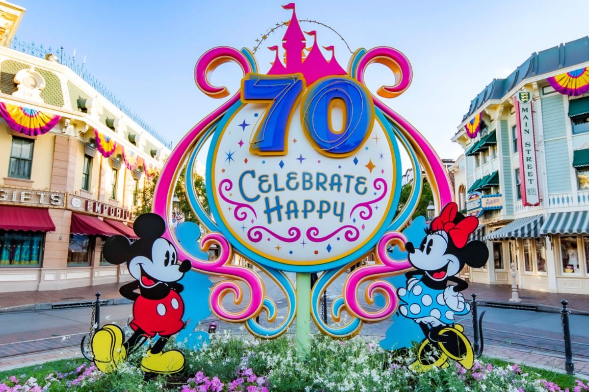 El logo del 70 aniversario aparece en banderas, vitrinas, souvenirs y hasta en los snacks temáticos. Foto: Especial