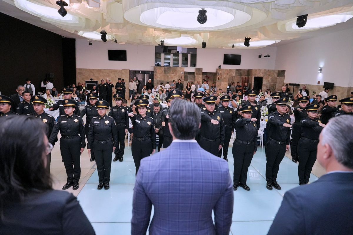 Felifer Macías toma protesta a la nueva generación de policías municipales. Foto: Especial