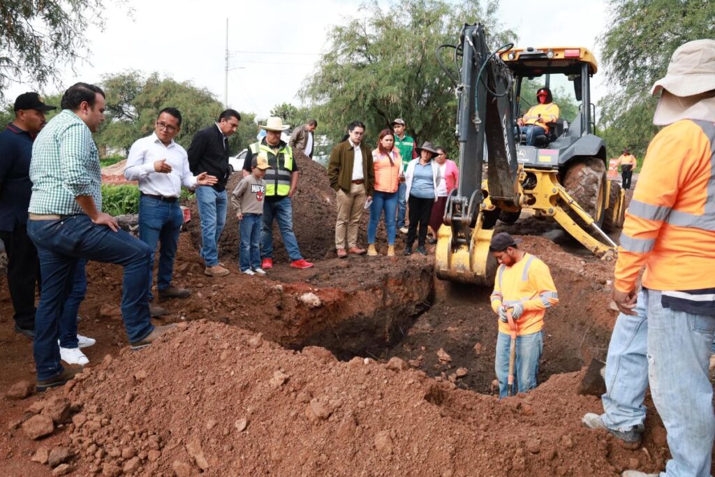Gaspar Truba fortalece infraestructura y coronan a Rey y Reina de la Tercera Edad 1