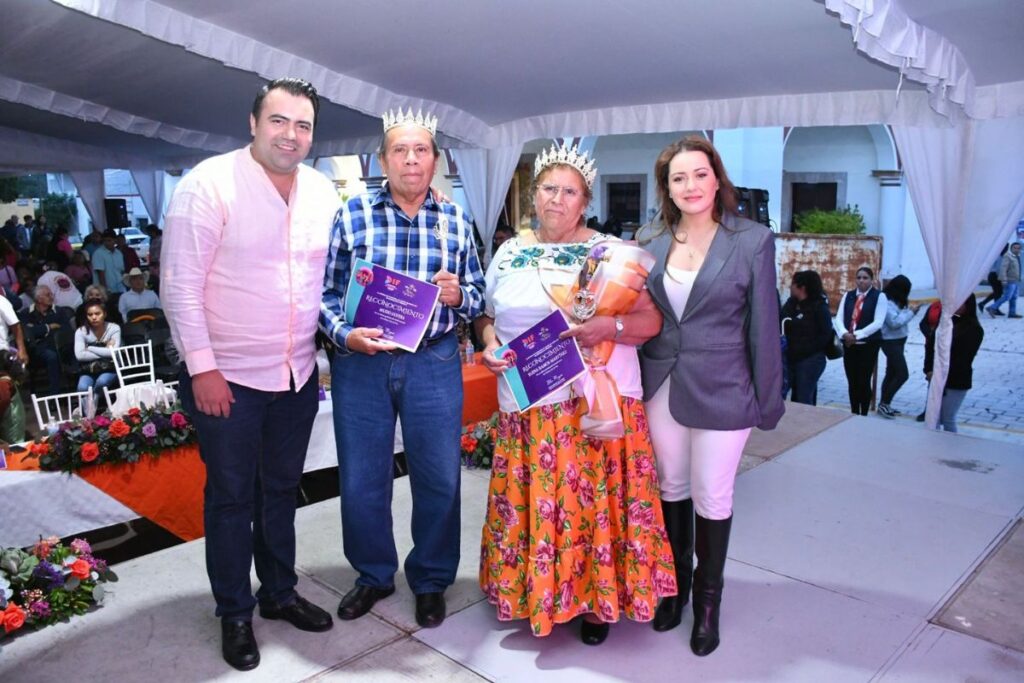 Gaspar Truba fortalece infraestructura y coronan a Rey y Reina de la Tercera Edad 2