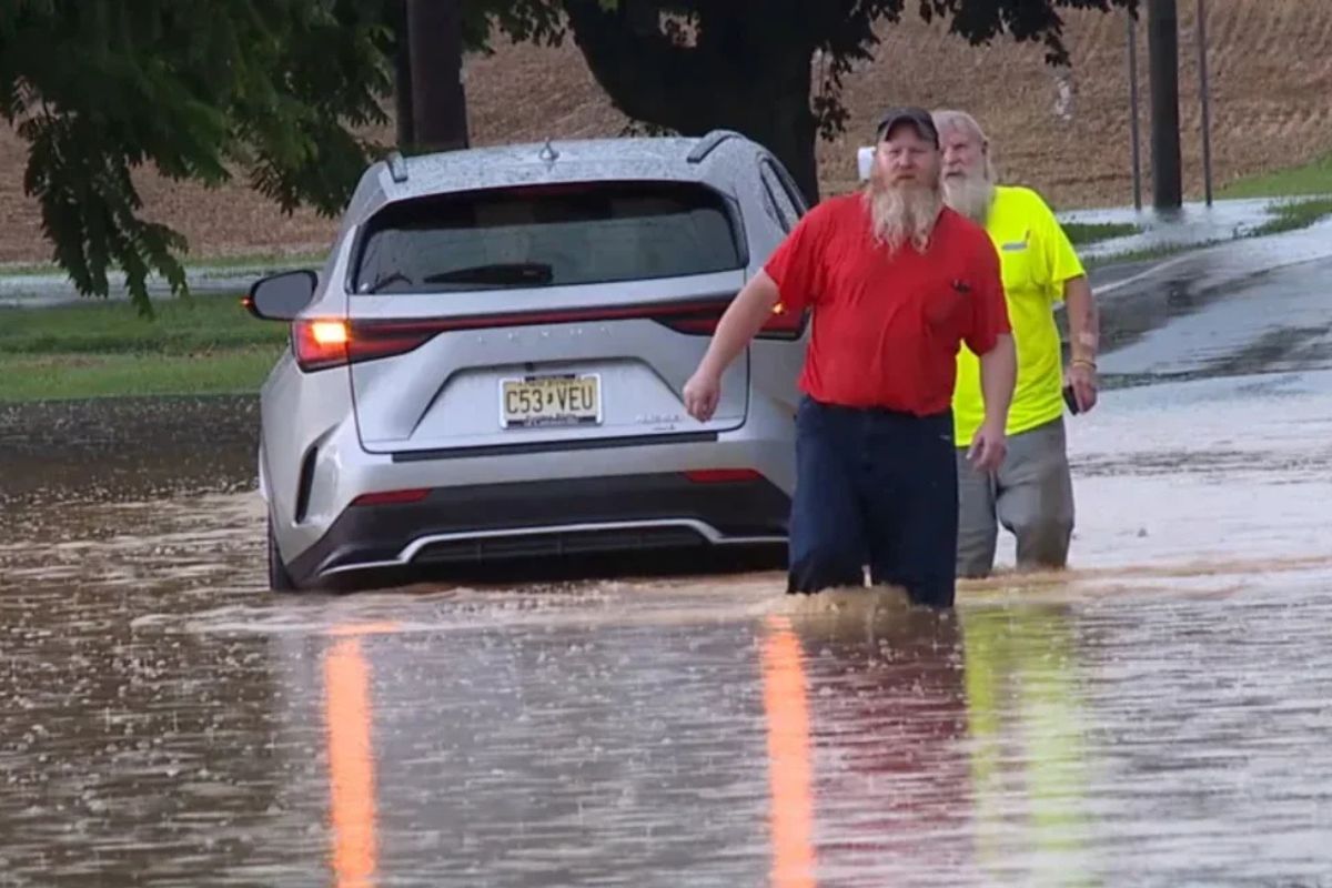 Vecindarios completos quedaron bajo el agua, obligando a evacuaciones urgentes y dejando daños en viviendas, negocios y carreteras. Foto: Especial
