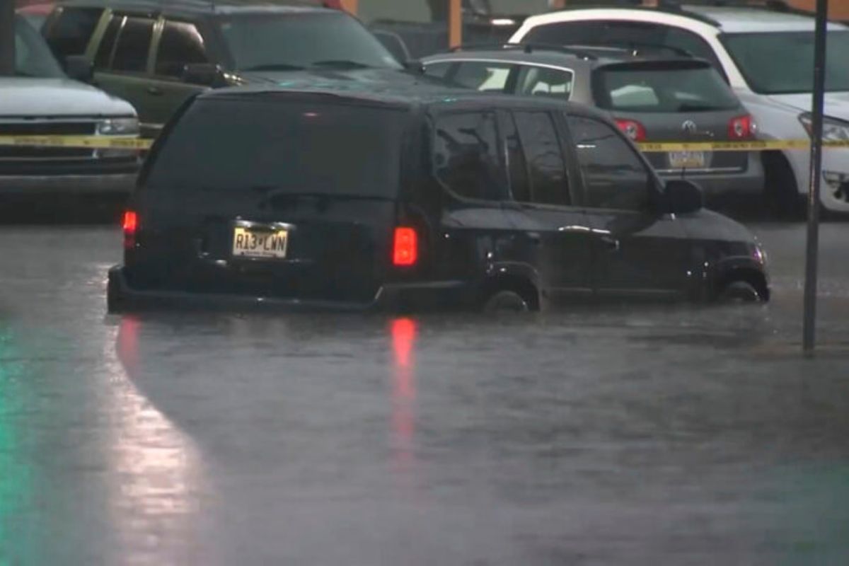 Decenas de vehículos quedaron varados o fueron arrastrados por la corriente en zonas urbanas de Nueva Jersey y Nueva York. Foto: Especial