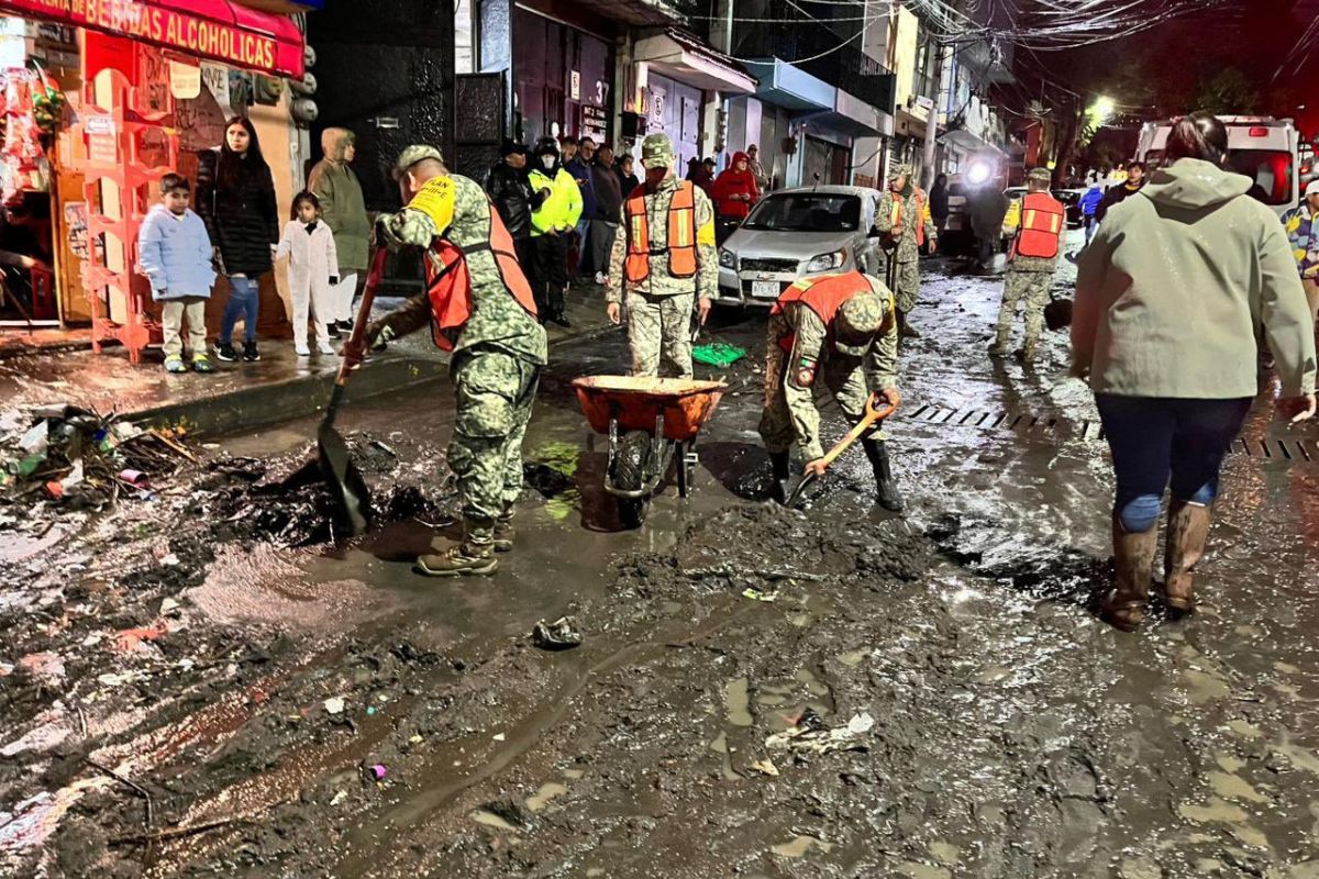 Vecinos sacando muebles dañados por el agua en la calle Hortensia. Foto: Especial