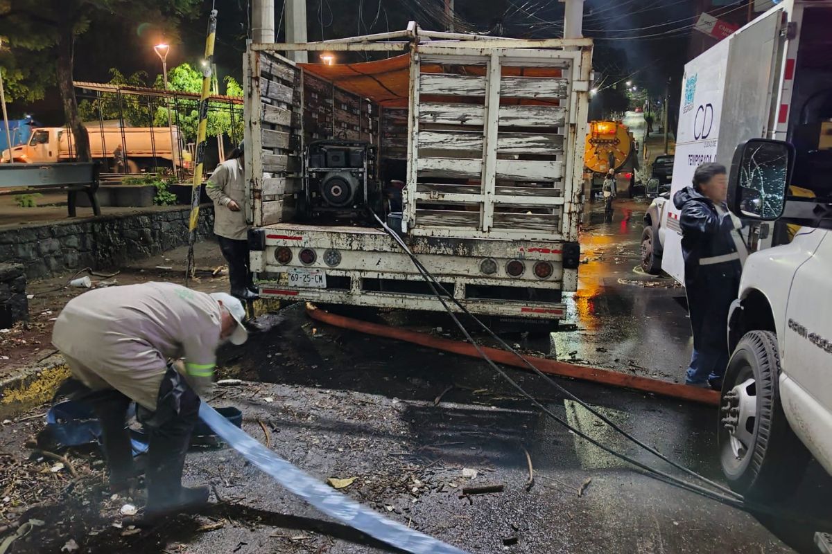 Brigadas de servicios urbanos apoyan con maquinaria para retirar lodo y escombros. Foto: Especial