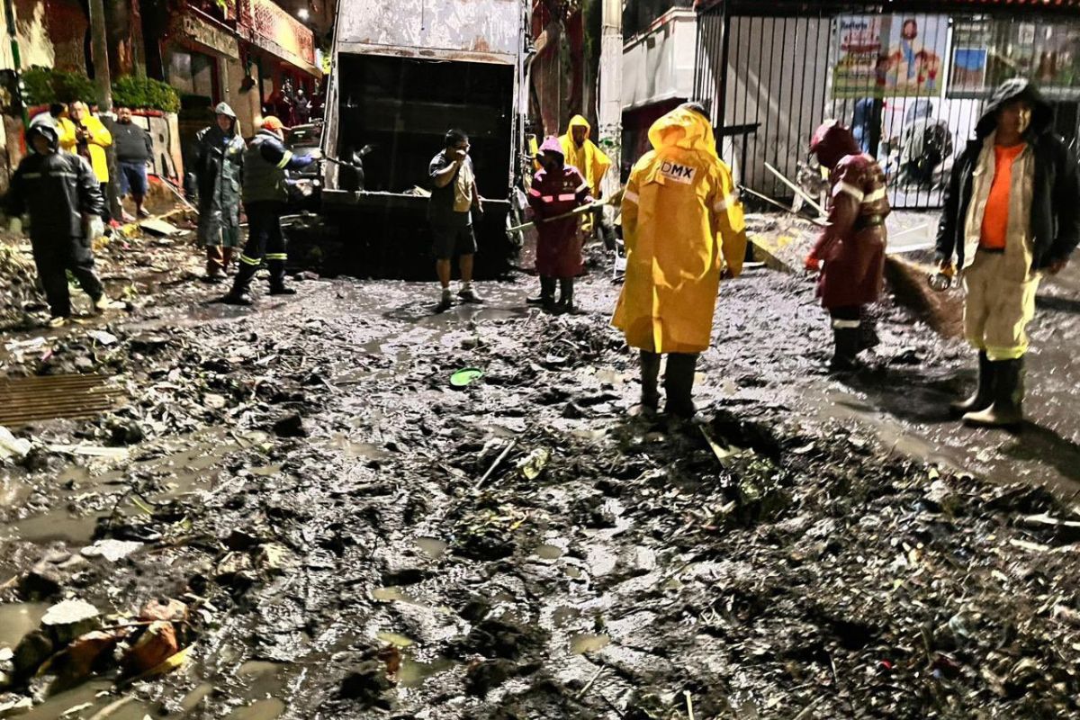 Equipos de Protección Civil trabajando en la limpieza de calles tras la tormenta. Foto: Especial