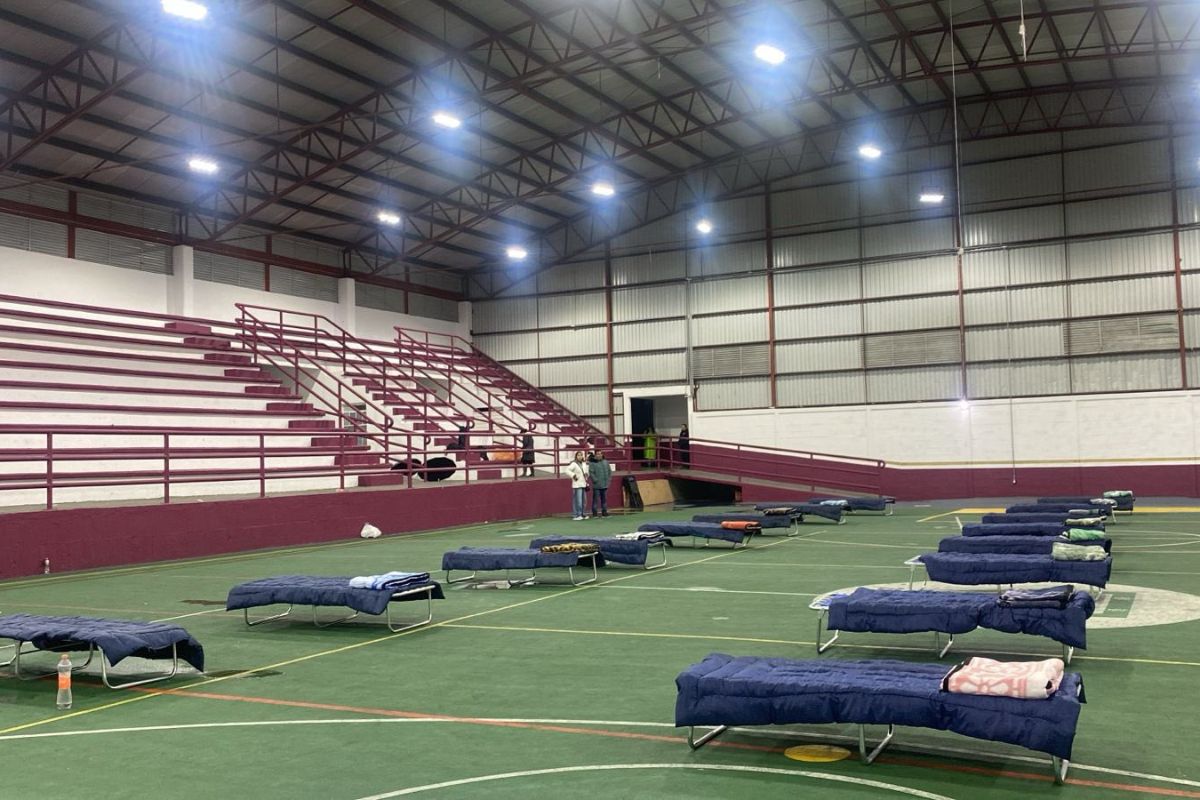 El albergue temporal en el Deportivo Oasis fue instalado para quienes lo necesiten. Foto: Especial