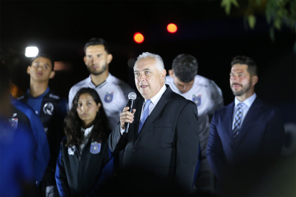 Los Gallos Blancos de Querétaro presentaron su nuevo uniforme en el marco del 75 aniversario del club