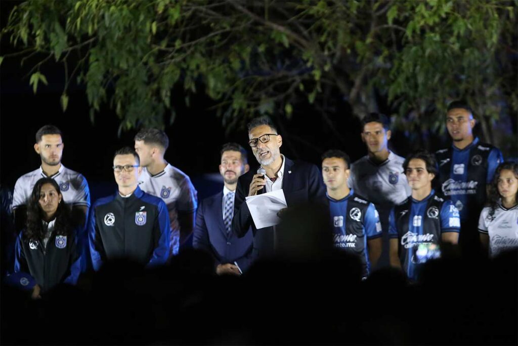 Los Gallos Blancos de Querétaro presentaron su nuevo uniforme en el marco del 75 aniversario del club