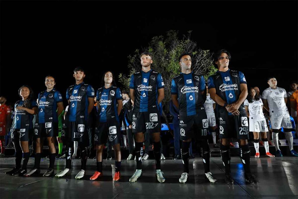 Los Gallos Blancos de Querétaro presentaron su nuevo uniforme en el marco del 75 aniversario del club