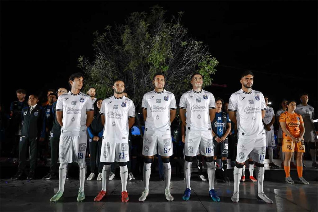 Los Gallos Blancos de Querétaro presentaron su nuevo uniforme en el marco del 75 aniversario del club