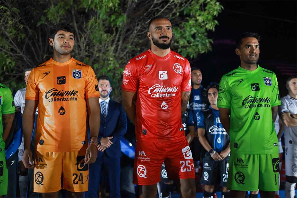 Los Gallos Blancos de Querétaro presentaron su nuevo uniforme en el marco del 75 aniversario del club