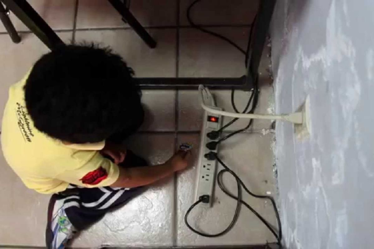 Las tomas eléctricas deben estar protegidas o fuera del alcance de menores. Foto: Especial