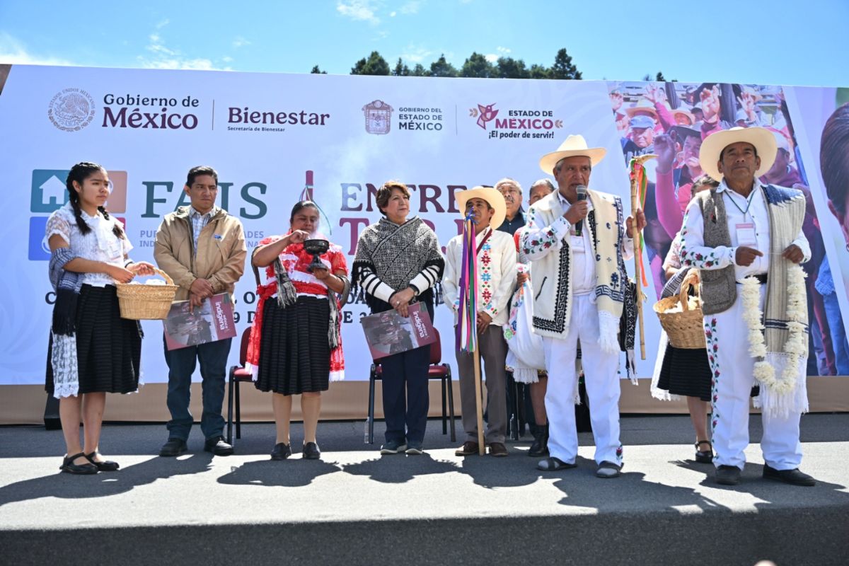 La gobernadora Delfina Gómez entrega tarjetas FAISPIAM a comunidades indígenas en el Centro Ceremonial Otomí. Foto: Especial