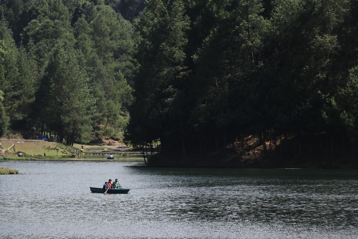 La Presa del Llano, ideal para paseos en lancha y cabañas en el bosque. Foto: Especial