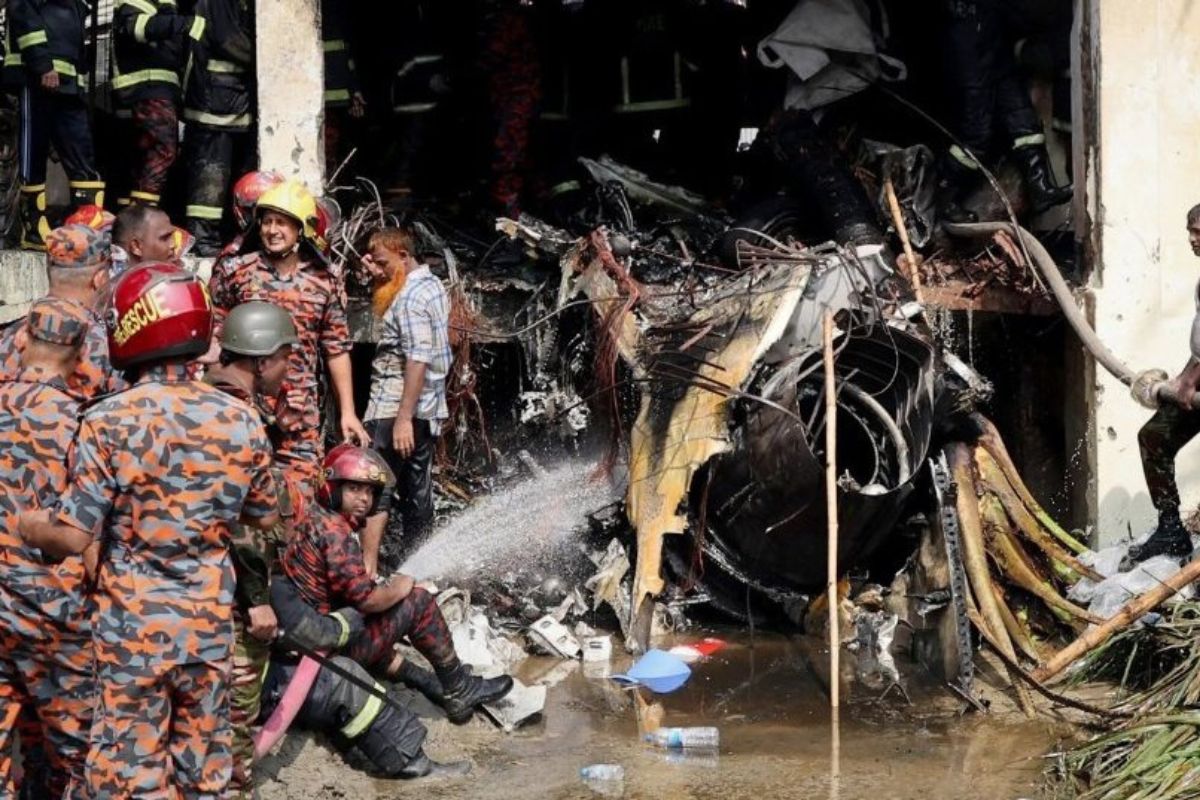 El edificio escolar Milestone quedó completamente devastado tras el impacto del avión militar. Foto: Especial