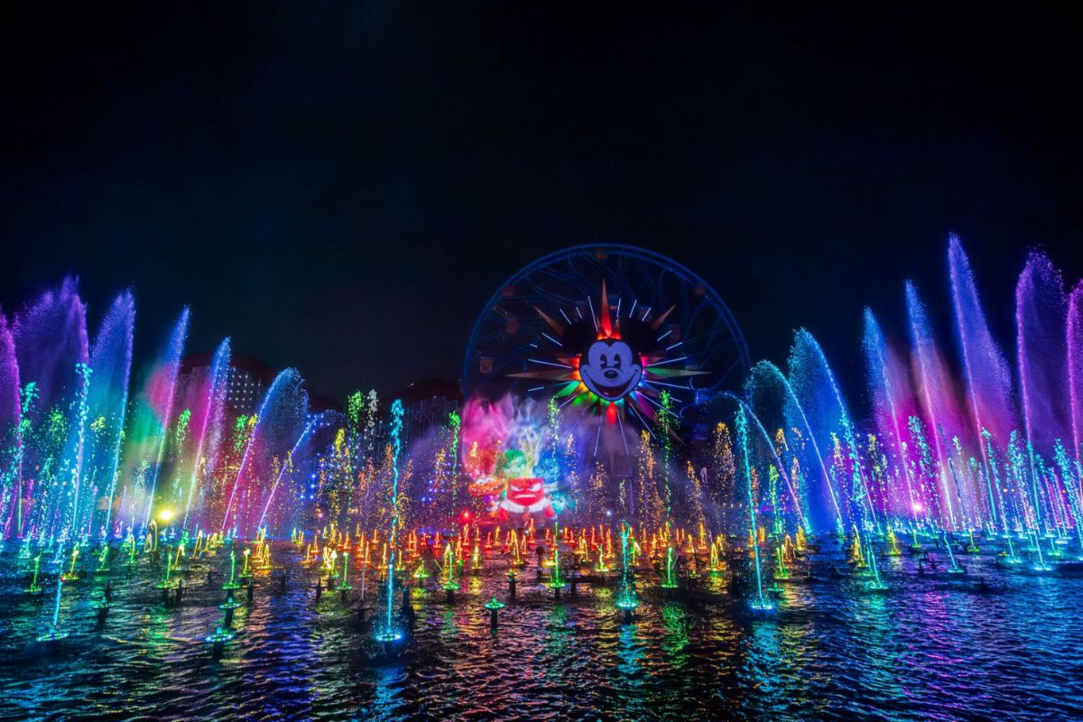Los shows nocturnos con drones y luces narran la historia de Disney desde 1955 hasta hoy. Foto: Especial