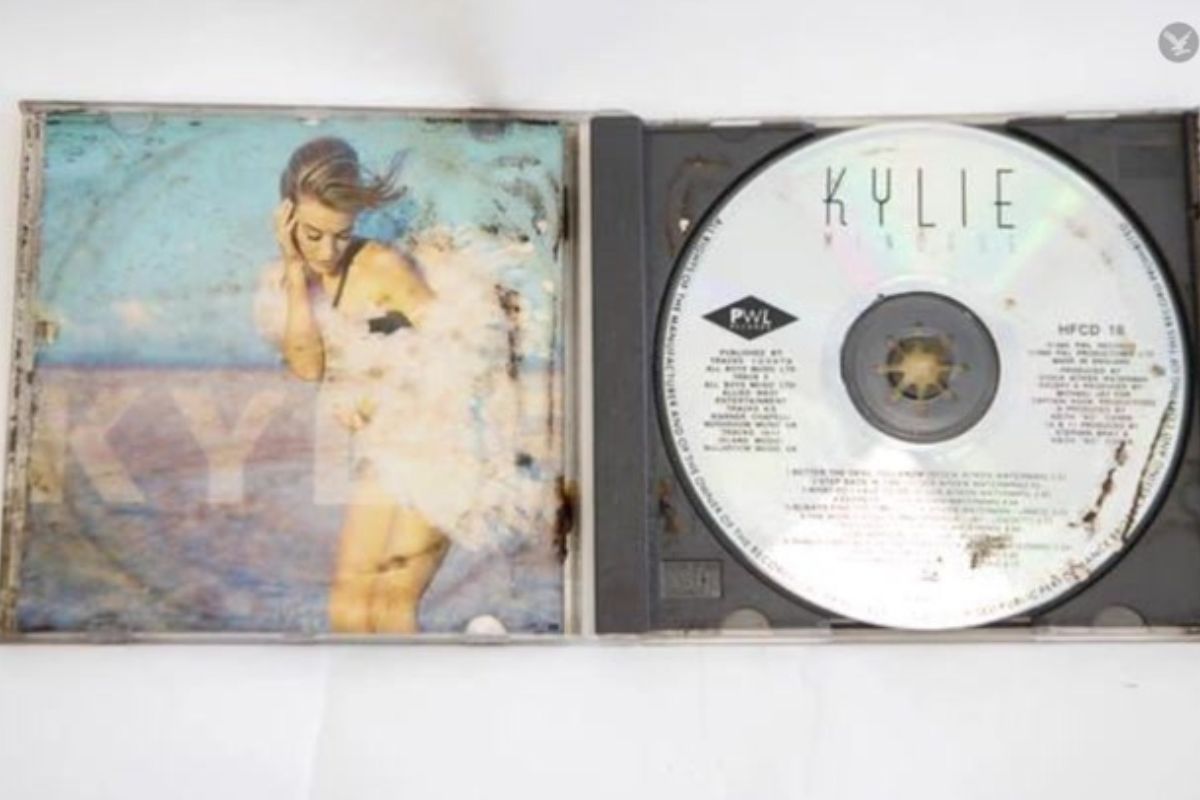 Entre los objetos hallados destacó un disco de Kylie Minogue, ícono de los 90. Foto: Especial
