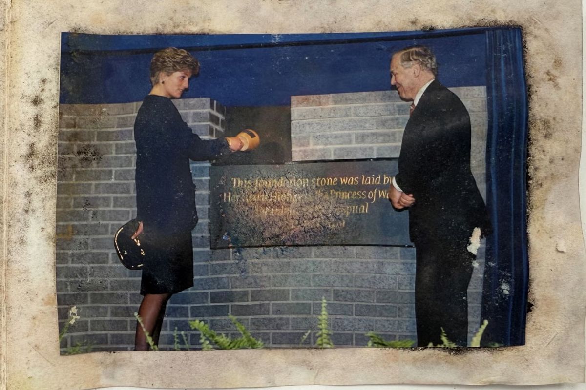 cápsula contenía una fotografía de Lady Di junto a su esposo, recordando su vida cotidiana. Foto: Especial