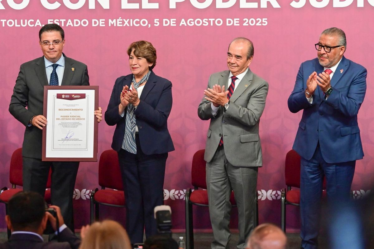 El magistrado Fernando Díaz Juárez recibió reconocimiento por su gestión. Foto: Especial