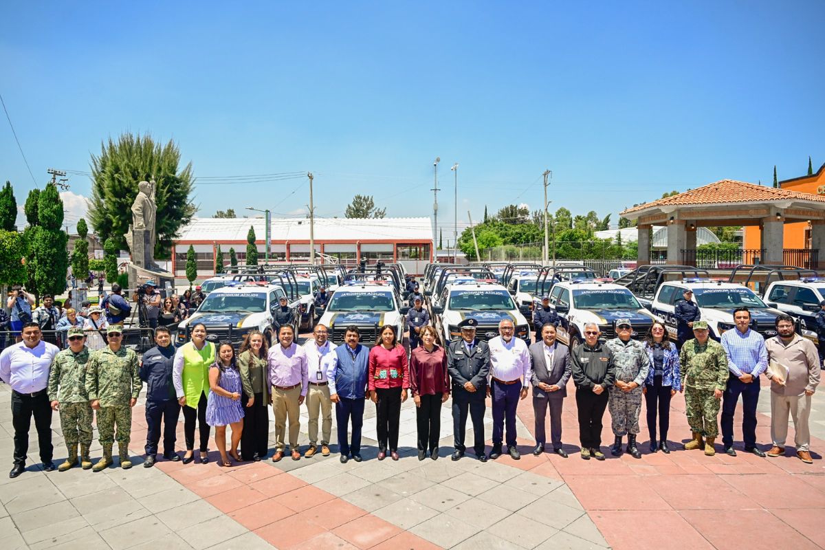 Delfina Gómez entregó 20 patrullas y equipo táctico en Chimalhuacán. Foto: Especial
