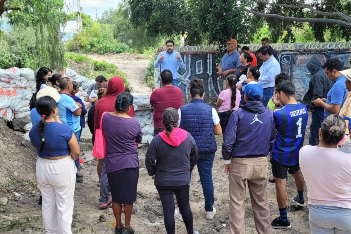 Vecinos expresan sus dudas y necesidades durante la visita del senador. Foto: Especial