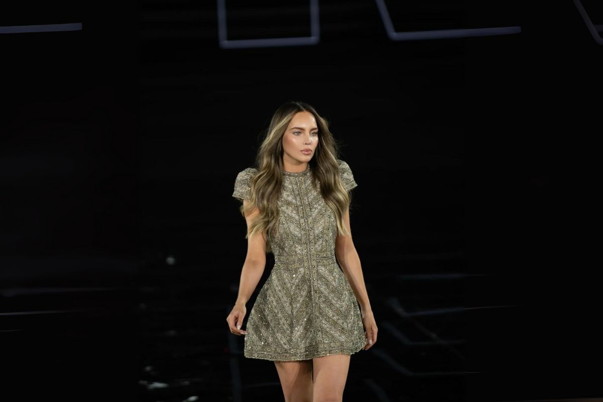 Belinda en la Semana de la Moda de París 2025, luciendo pumps nude y maquillaje bronceado. Foto: Especial